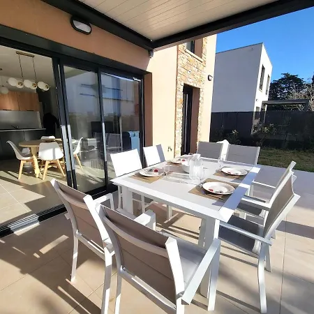 De Villepey, Near Beach, Swimming Pool Holiday home *